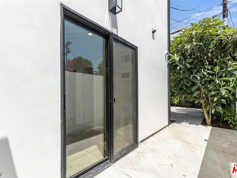 14121 Califa St — Photo 27