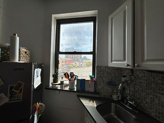 4th image of 611 E 11th St APT 1
