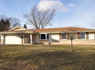 2300 W Rochelle Ave, Glendale, WI 53209