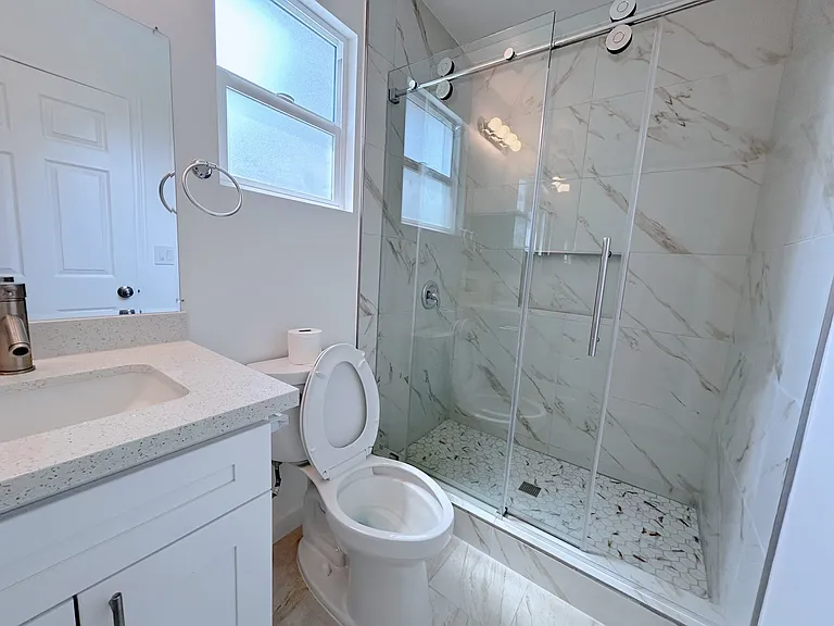 1125 E E St #3 — Photo 2