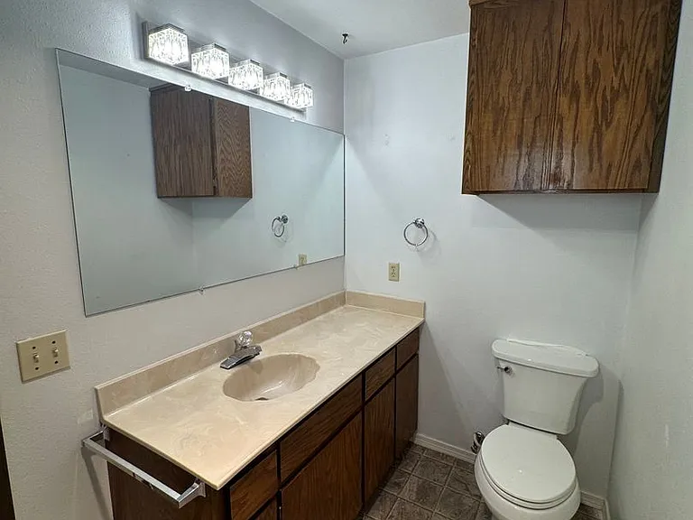 555 Hamlin Dr — Photo 10