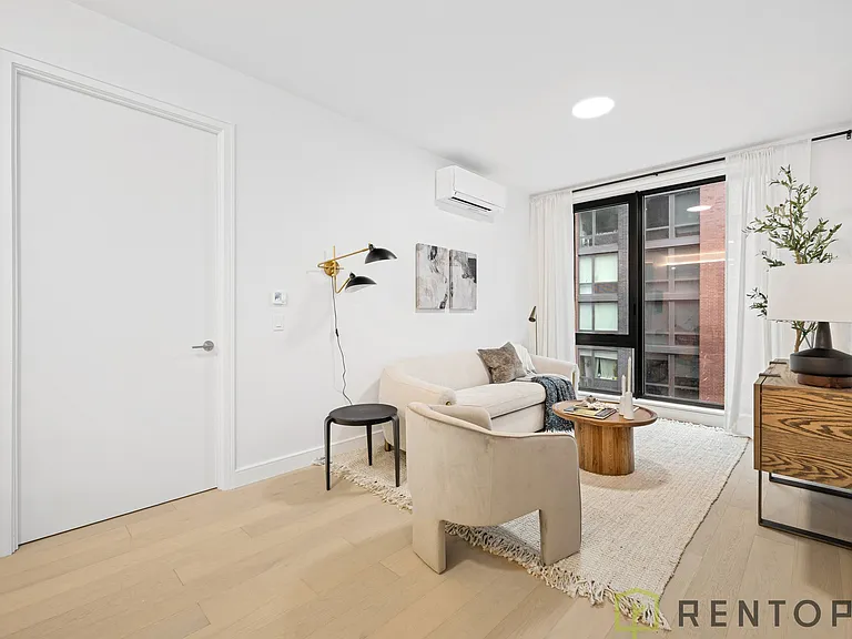 555 W 45th St #701D — Photo 8