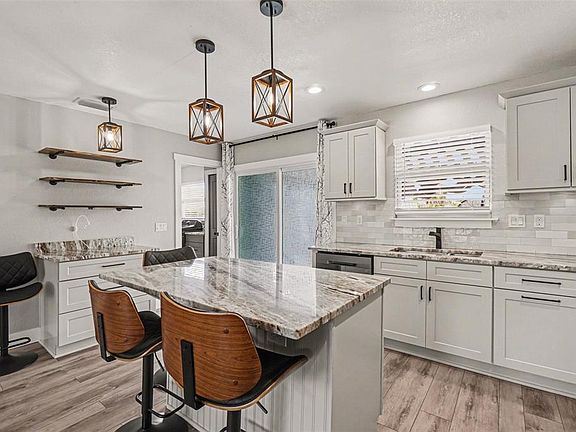 4th image of 410 E Henry St