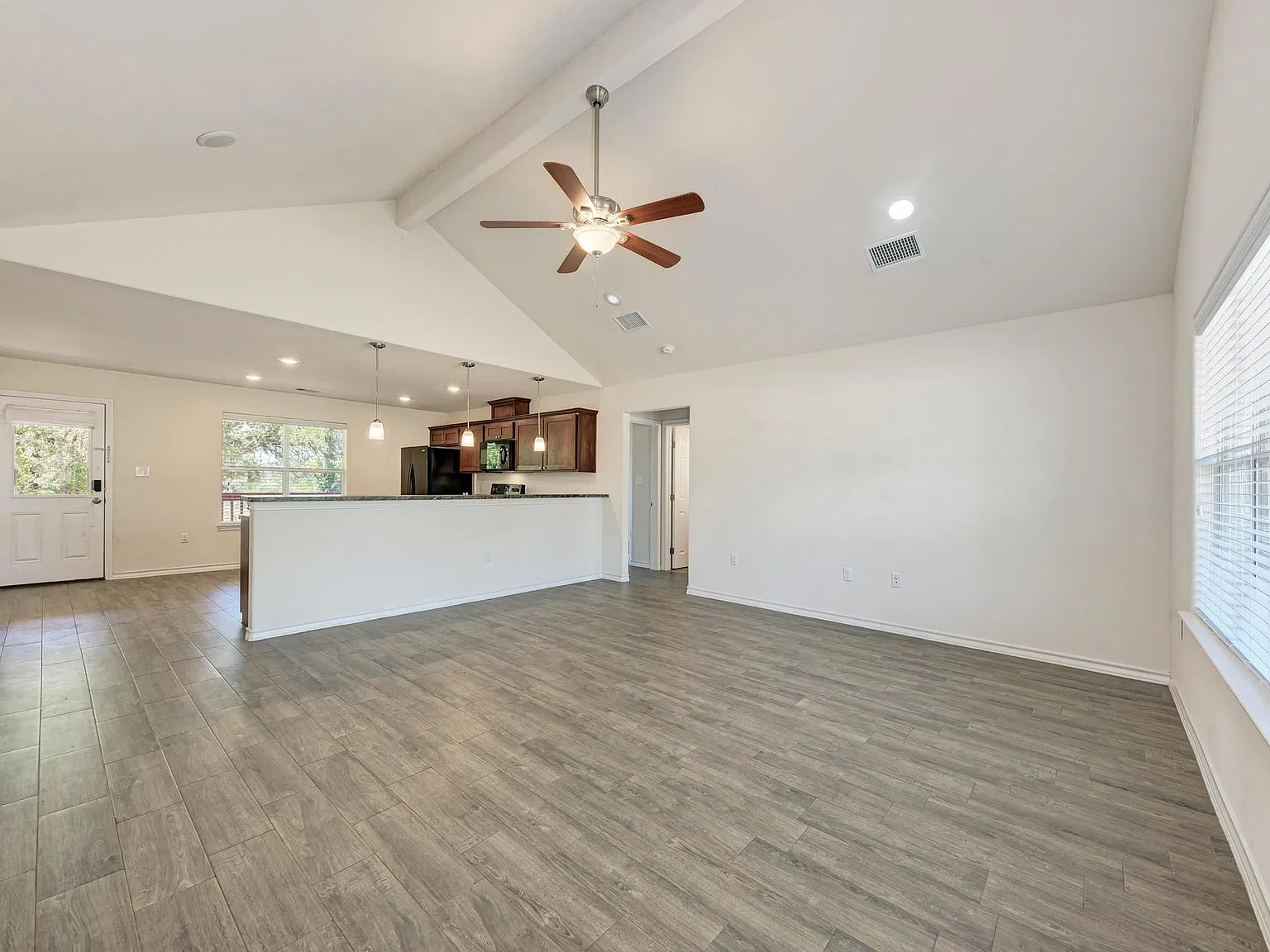 3 bed, 2.0 bath, 1357 sqft, $2,100 — Photo 4
