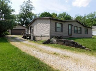 1814 Old Bus Line Rd, Hillsboro, IL 62049