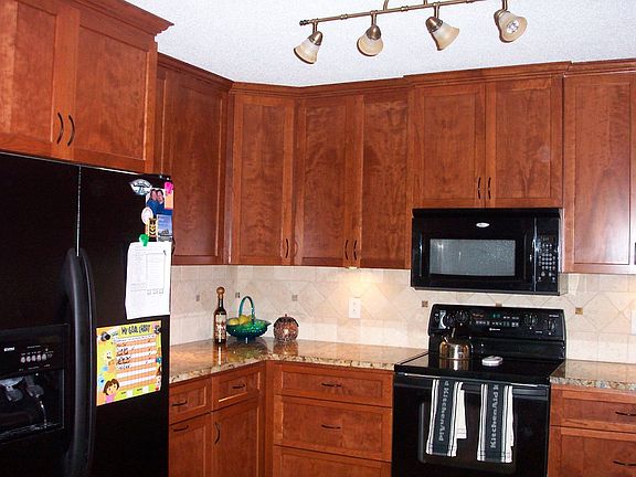 Kitchen/Granite/Cherry Cabinet/Tile Backsplash