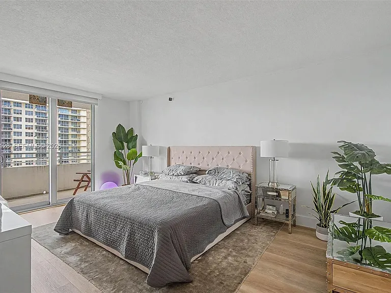 5555 Collins Ave #10V — Photo 10