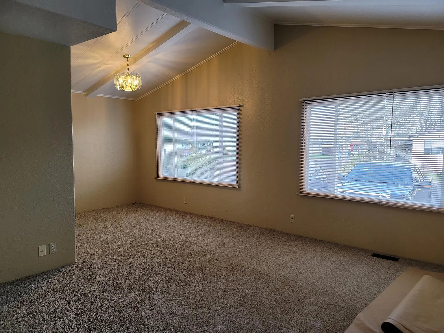 998 Mazama Ave — Photo 4