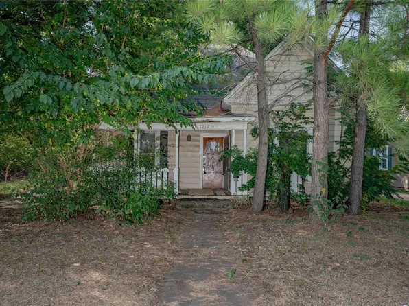 1217 W Minnesota Ave, Chickasha, OK 73018