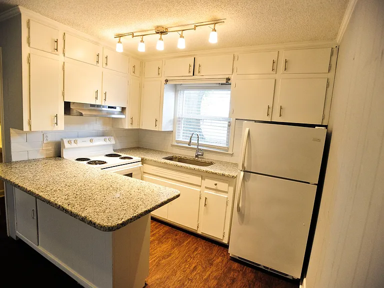 438 S Hawthorne Rd — Photo 4