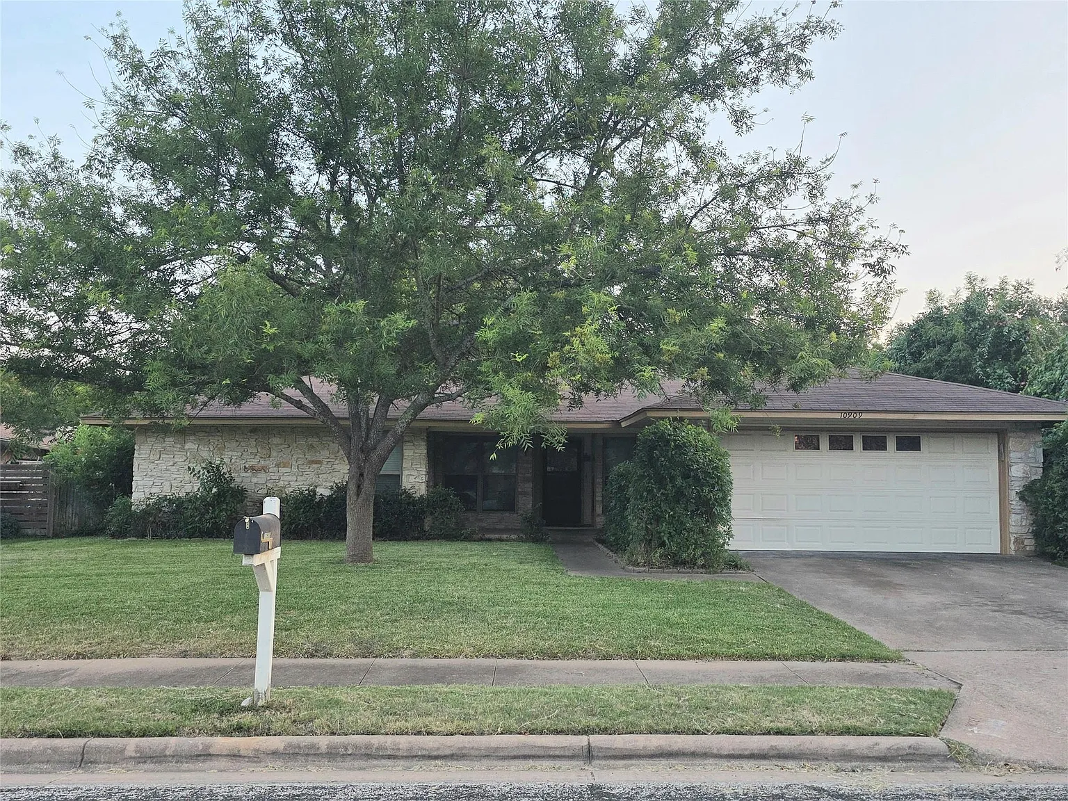 4 bed, 2.0 bath, 1804 sqft, $2,350 — Photo 1