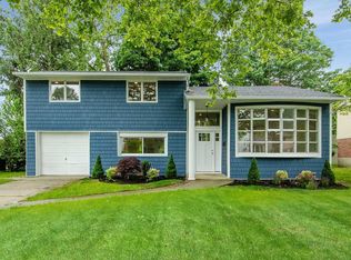 4 Coronet Ln, Plainview, NY 11803