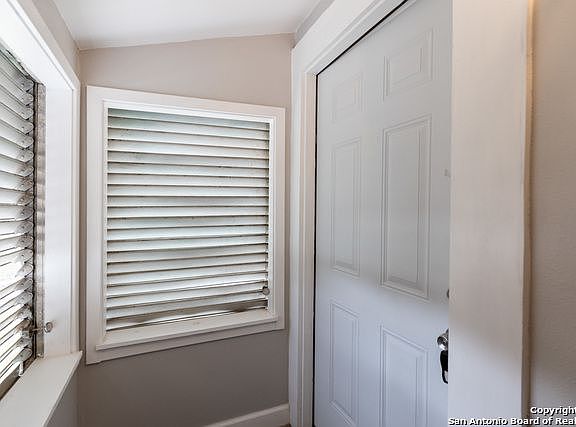 5th image of 1039 Aganier Ave #4