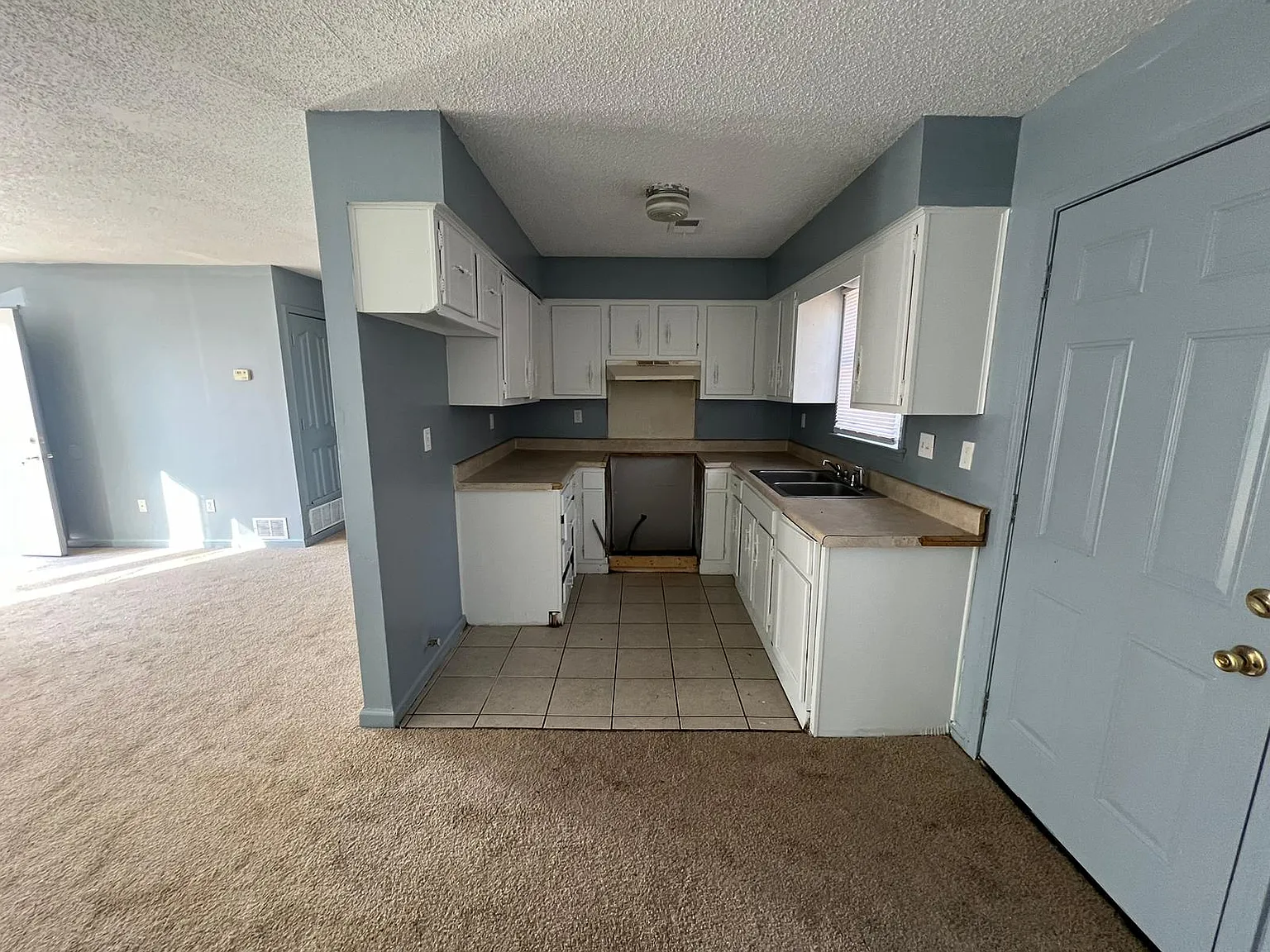 3 bed, 1060 sqft, $900 — Photo 3