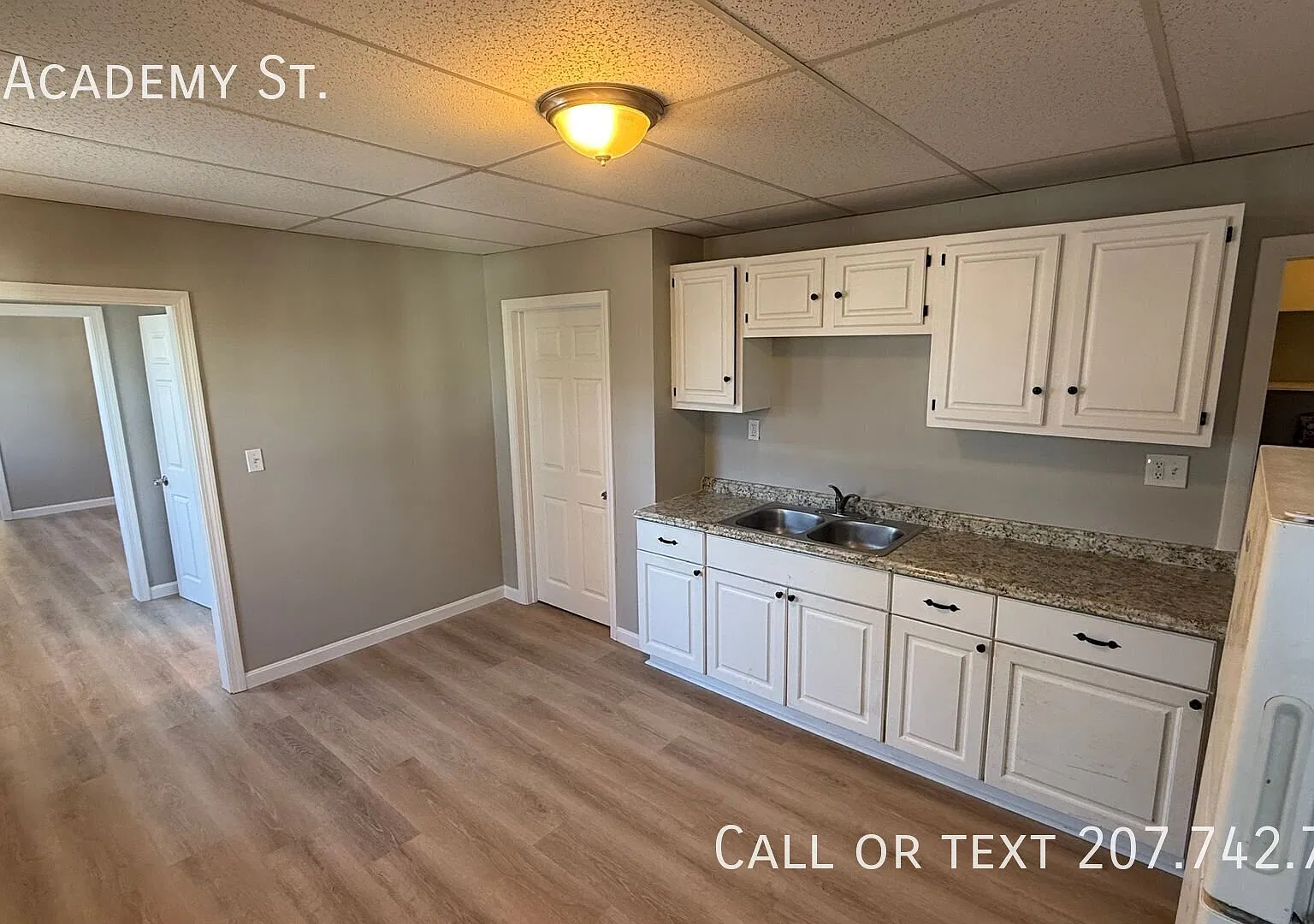 Nice Second Floor Apartment with Large Rooms — Photo 1