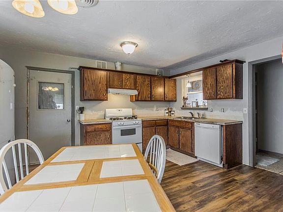 4th image of 119 S Meadow Ln
