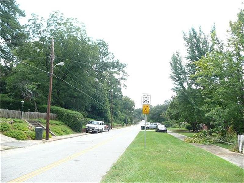 2nd image of 904 Boulevard