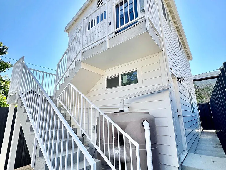 437 1/2 N Mountain View Ave — Photo 17