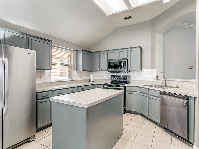 2408 Graystone Ln — Photo 4