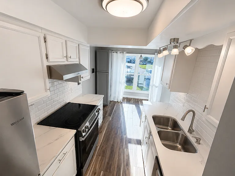 649 Governors Way — Photo 2