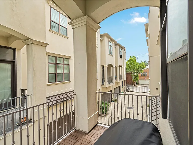 5646 Larkin St — Photo 9