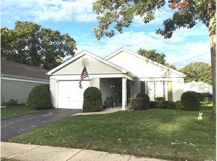 150 Edinburgh Dr, Ridge, NY 11961