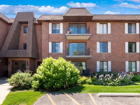 100 Clubhouse Ln, Lake Zurich, IL 60047