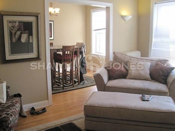 1st image of 611 1/2 W Arlington Pl APT 2N