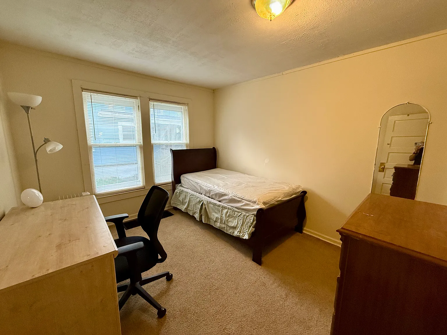 3 bed, 1200 sqft, $1,800 — Photo 2
