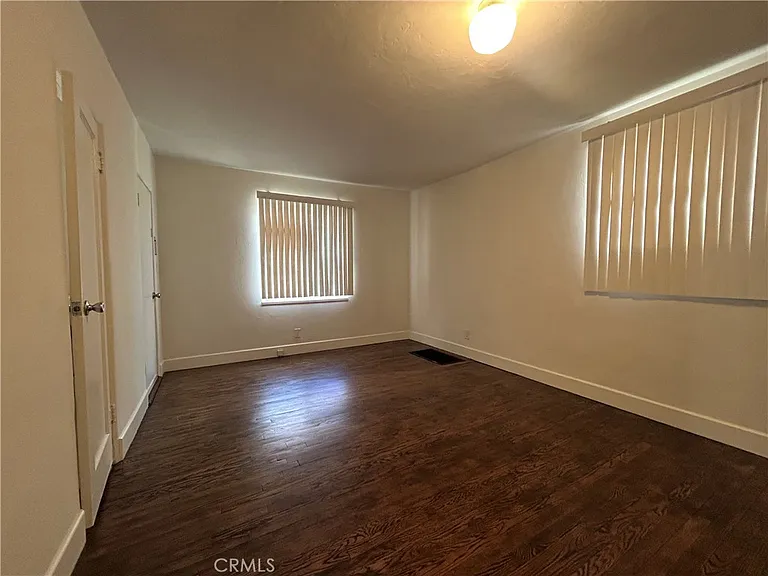 214 E Stocker St #B — Photo 15