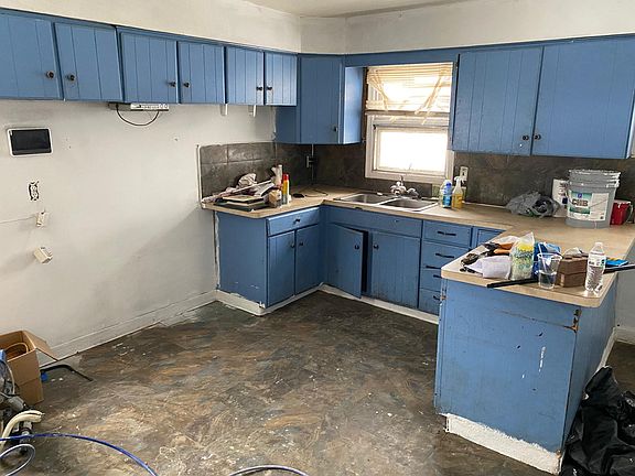 3rd image of 526 E Lorado Ave