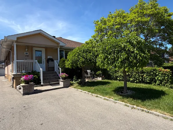 24 Clarion Rd, Toronto, ON M9R 3Y5