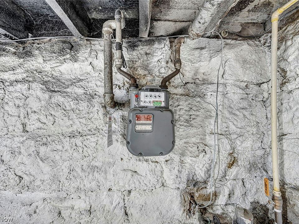 43rd image of 262 E Walnut St