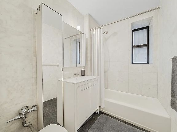 4th image of 215 W 101st St #C