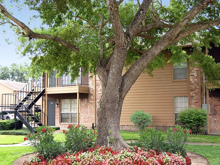 2400 S Loop 35 — Photo 4
