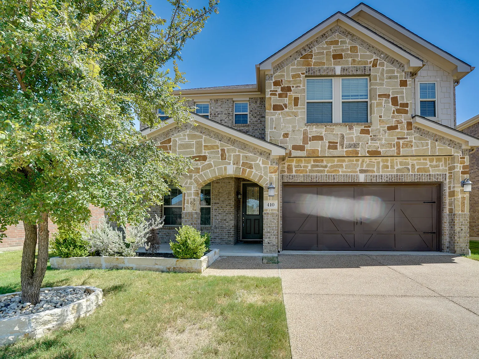 4 bed, 2.5 bath, 2585 sqft, $3,200 — Photo 2