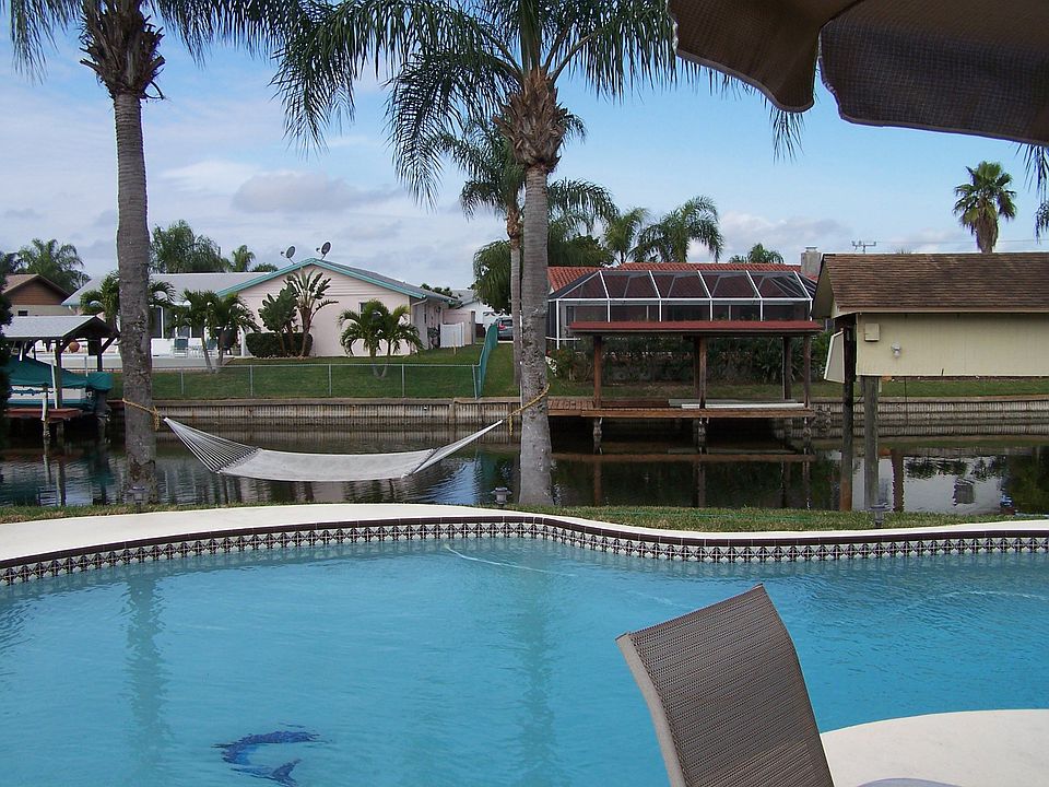 Back Yard,Pool,dock and mantees