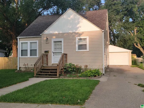 4327 Central St, Sioux City, IA 51108