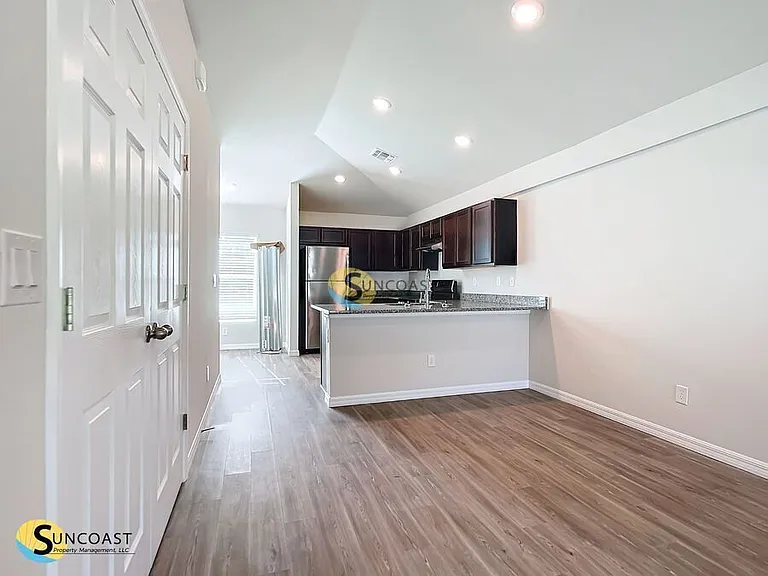 290 Longley Dr — Photo 4