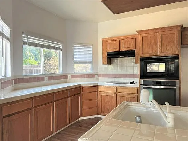 5 bed, 2378 sqft, $2,900 — Photo 4