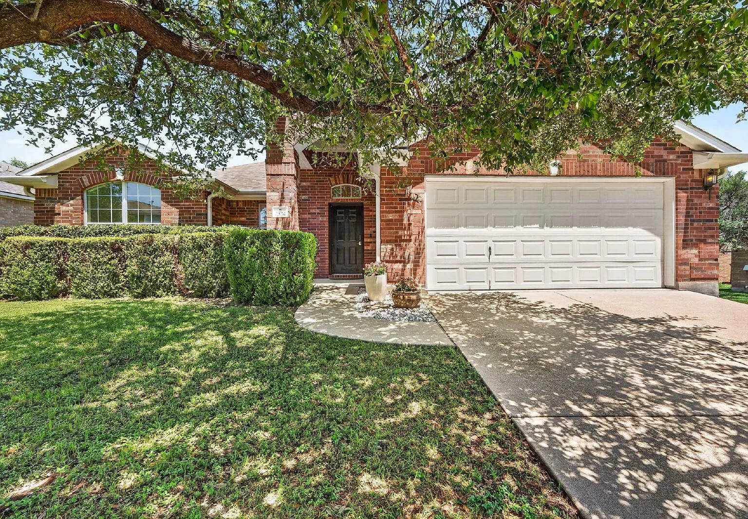 3 bed, 2.0 bath, 1831 sqft, $2,300 — Photo 1