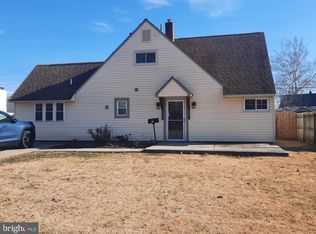 334 Crabtree Dr, Levittown, PA 19055