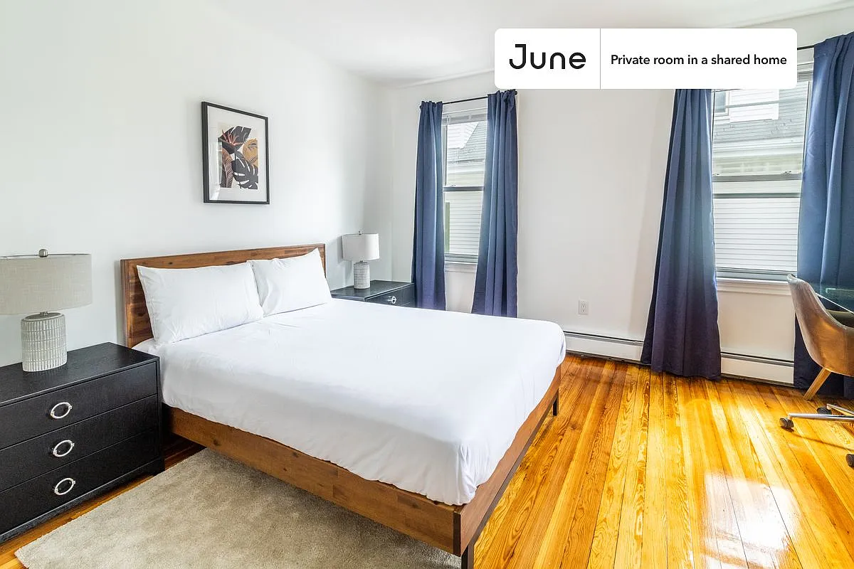 Queen bedroom in 7 bed/2 bath home in Brighton #1263 C — Photo 1