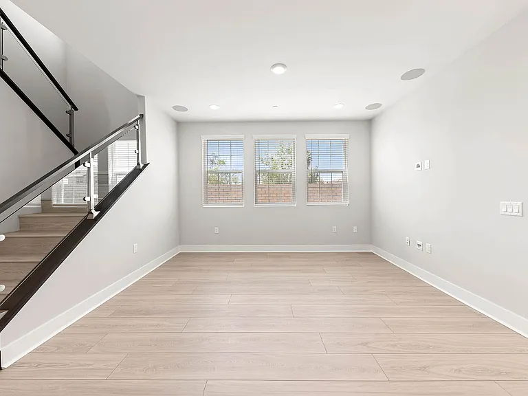 585 Patten Ave — Photo 5