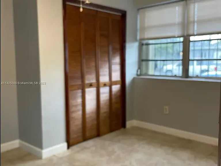 951 SW 9th St — Photo 1