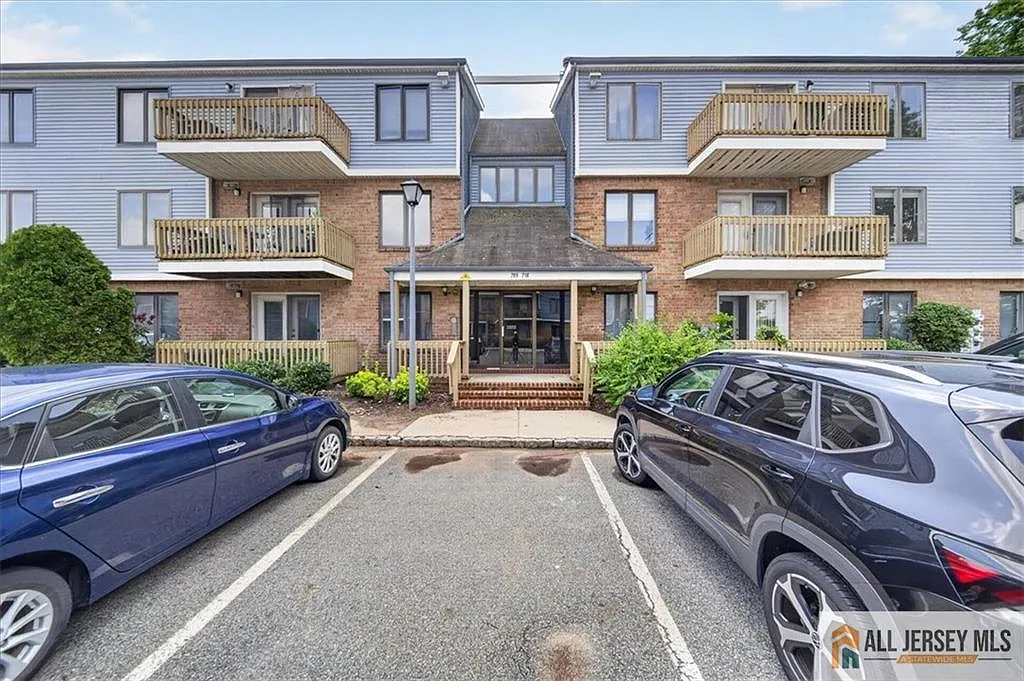 2 bed, 2.0 bath, $2,400 — Photo 2