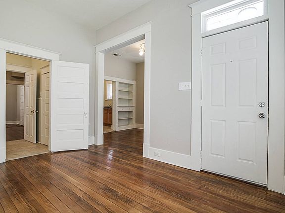3rd image of 821 W Elsmere Pl