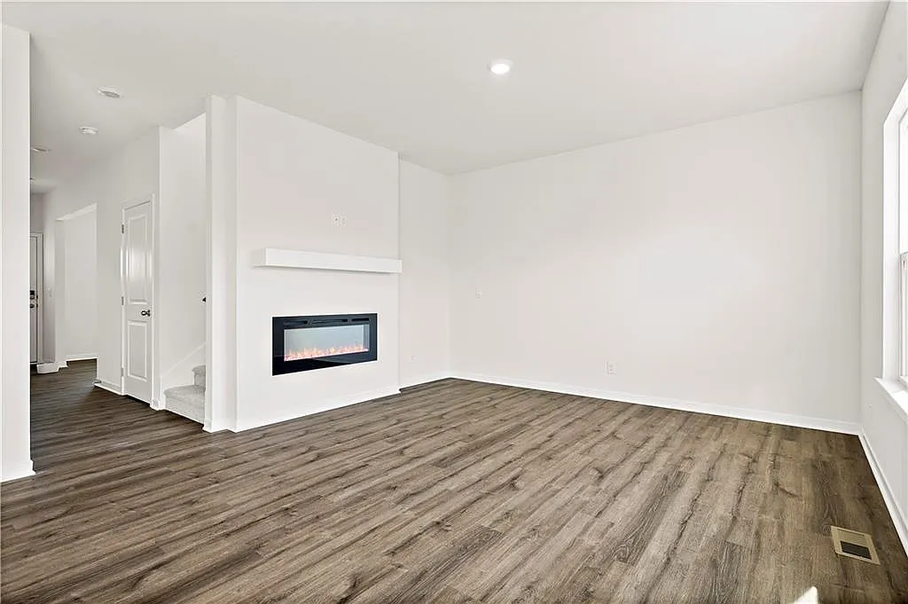 4 bed, 2053 sqft, $2,700 — Photo 3