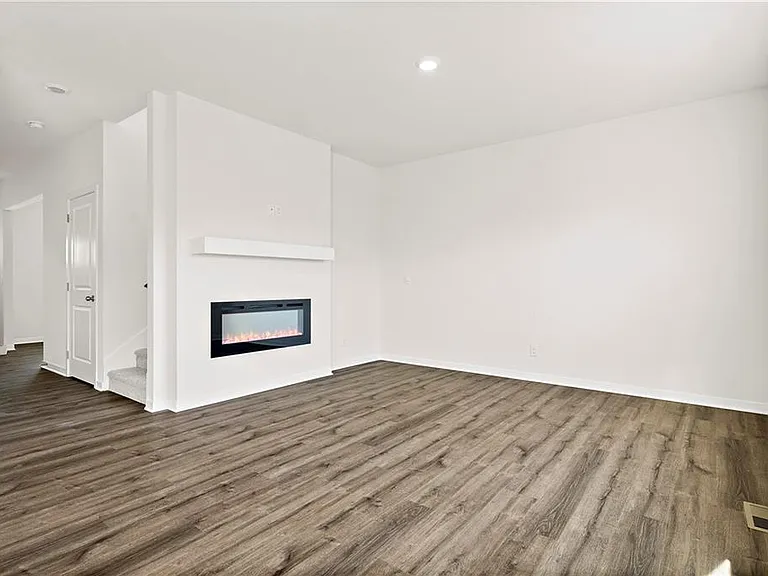 1621 Maci St — Photo 3