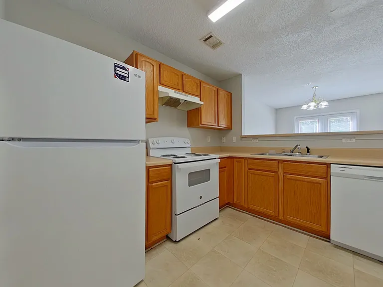 7-web-or-mls-5 Kitchen-4_04102026